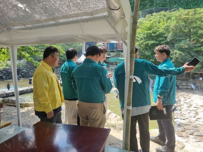 군위군은 이달 말까지 하천과 계곡을 대상으로 무단 시설물 설치와 불법 영업행위 등에 대한 특별 점검을 진행한다. ⓒ 군위군