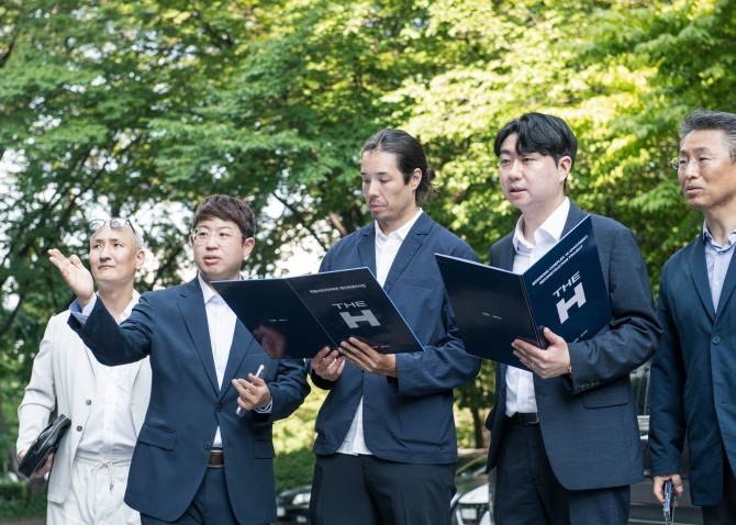 에릭 리치 건축사 등 모포시스 관계자와 현대건설 관계자들이 지난 3일 목동10단지에 방문했다. Ⓒ 현대건설