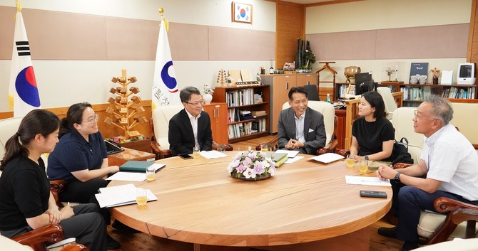 박은식 산림청장(왼쪽 세번째)이 5일 한국산림휴양복지학회 관계자 간담회를 주재하고 있다. ⓒ 산림청