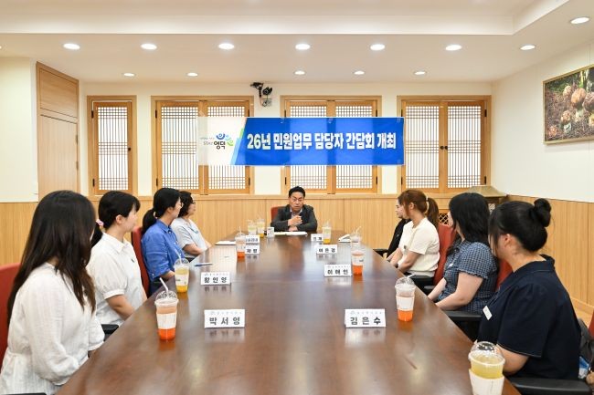 조주홍 군수가 읍·면 행정복지센터 민원 담당 공무원들과 현장 의견을 공유하고 있다. ⓒ 영덕군