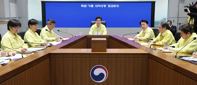 이 대통령은 최근 40도가 넘는 폭염에 국민 피해를 최소화하기 위한 '폭염·가뭄 대처상황 점검회의'를 주재했다. ⓒ 연합뉴스