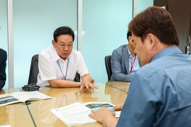 전화식 군수가 행정안전부를 방문해 김호진 지역경제국장과 지역 현안을 공유하고 있다. ⓒ 성주군