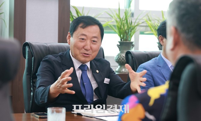 논산시의회 이건창 의장이 취임 한 달을 맞아 논산시기자협회와 간담회 형식의 인터뷰을 진행하고 있다. =오영태 기자