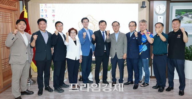 논산시의회 이건창 의장이 취임 한 달을 맞아 논산시기자협회와 간담회를 개최 후 단체 기념촬영을 하고 있다. =오영태 기자
