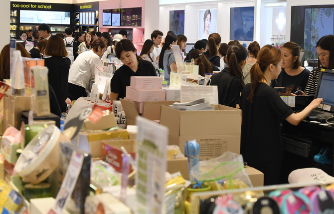 한국 색조 브랜드들이 최소한의 비용으로 대규모 품목들을 중국 시장에 한 번에 등록·출시할 수 있는 발판도 마련됐다. ⓒ 연합뉴스