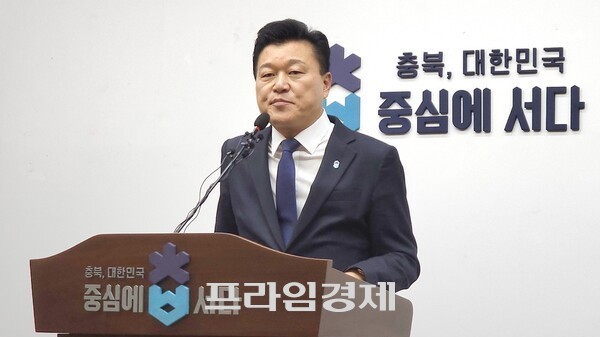 신용한 충북도지사가 6일 도청에서 기자회견을 열고 박병국 전 경기시장상권진흥원 상임이사의 충북도 2급 고위직 내정과 관련한 입장을 밝히고 있다. ⓒ프라임경제