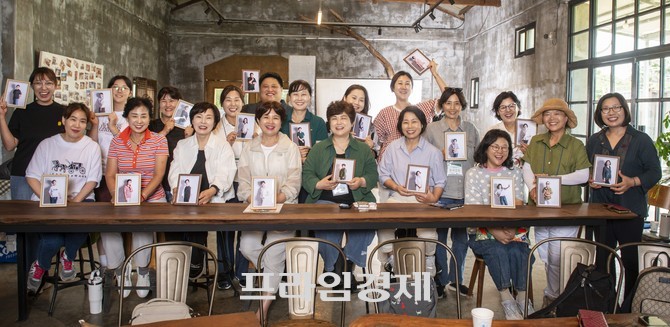 무더위가 절정에 이른 8월8일 사람과 이야기가 머무는 사진문화공간 빽방앗간에 특별한 만남 후 기념촬영을 하고 있다. ⓒ 프라임경제