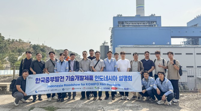 자와 9, 10호기 기술개발 제품 설명회 종료 후 단체사진을 촬영하고 있다. ⓒ 중부발전