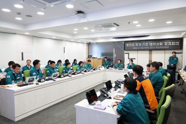 지난 7일 경산시 재난종합상황실에서 실시한 조현일 경산시장 주재 폭염·가뭄 대처 상황 점검 회의 모습. ⓒ 경산시