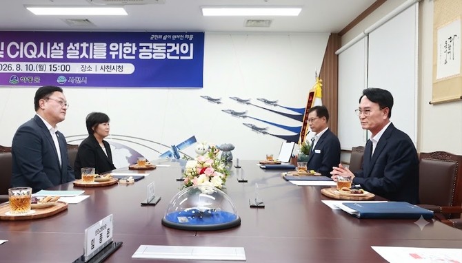 박동식 사천시장과 김현수 하동군수가 사천공항 CIQ 시설 설치 공동건의를 논의하고 있다. = 강경우 기자
