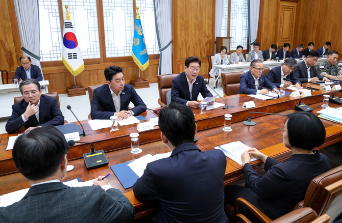 이날 회의에서는 △메가특구 특별법 추진 △'함께 성장' 프로젝트 △금융 및 자금 지원 △납품대금 연동제 확대 △인프라 및 기술 지원 △권역별 투자 계획 점검 치 연내 착공 등이 논의됐다. ⓒ 연합뉴스