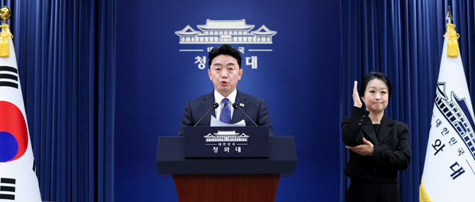 청와대 관계자는 주 52시간과 관련해 "숙고의 시간을 갖고 있다"고 밝혔다. ⓒ 연합뉴스