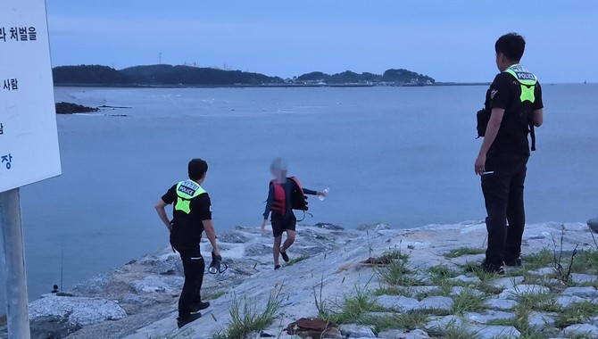 부사방조제에서 보령해경에 인계되는 B군. ⓒ 보령해경