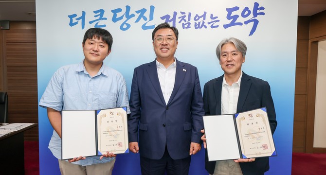 왼쪽부터 강호진 보좌관, 김기재 당진시장, 정상훈 보좌관. ⓒ 당진시