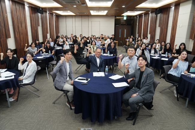 026학년도 AI활용 교수법 & 학생 심리상담 교육 워크숍을 마치고 이재용 총장을 비롯한 참석 교원들이 파이팅을 외치며 기념 촬영을 하고 있다. ⓒ 영남이공대학교