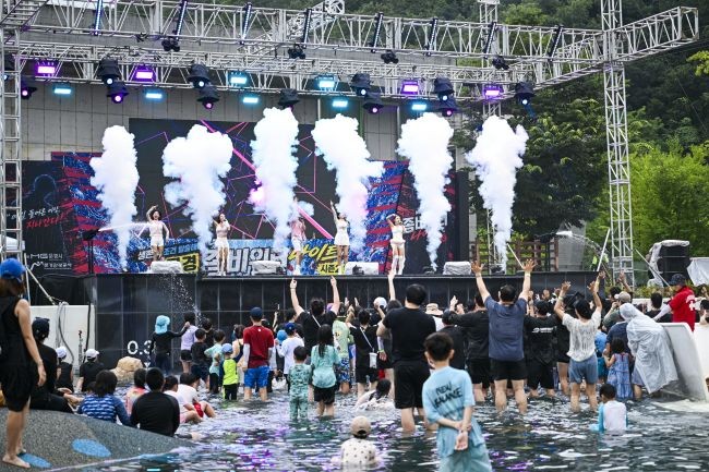 지난 8일 문경에코월드 일원에서 개최한 '2026 문경 좀비워터나이트' 축제 공연 모습. ⓒ 문경시