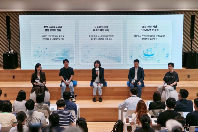 현대차그룹 AX 성과 발표회에서 왼쪽부터 현대차 제네시스고객경험팀 장영석 책임매니저, 현대차·기아 ICT담당 진은숙 사장, 정보보안2실 이상홍 상무, 웹프론트엔드개발팀 서창윤 책임매니저가 발표하는 모습. ⓒ 현대자동차그룹