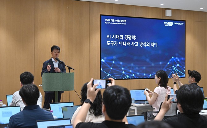 현대오토에버 류석문 대표가 '바이브 코딩(Vibe Coding)' 실습 세션을 진행하는 모습. ⓒ 현대자동차그룹