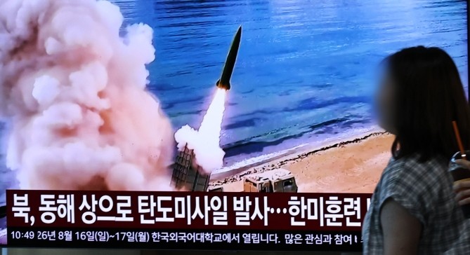 북한이 한미 연합훈련 '을지 자유의 방패(UFS)'를 앞두고 동해상으로 탄도 미사일을 발사한 12일 서울역 대합실에서 관련 뉴스가 방송되고 있다. ⓒ 연합뉴스