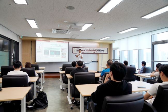김준형 교수가 '기술과 건강, 그리고 치매'를 화두로 던지며 고령화 시대의 디지털 기술의 중요성을 강조하며 특강을 진행하고 있다. ⓒ 영남이공대학교
