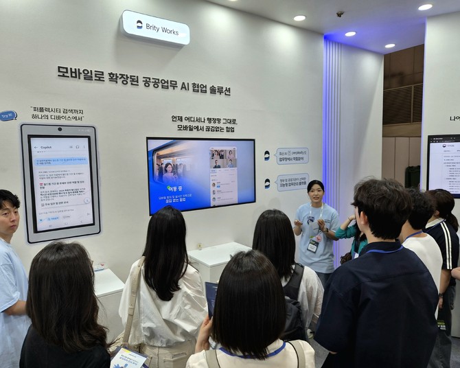 '2026 공공 AI 박람회'의 삼성SDS 브리티웍스 부스에서 관람객들이 브리티웍스에 대한 설명을 듣고 있다. ⓒ 삼성SDS