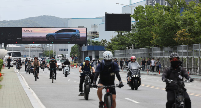 지난 12일 울산시 북구 현대자동차 울산공장 명촌정문에서 오전조 근무자들이 4시간 부분파업으로 일찍 퇴근하고 있다. ⓒ 연합뉴스