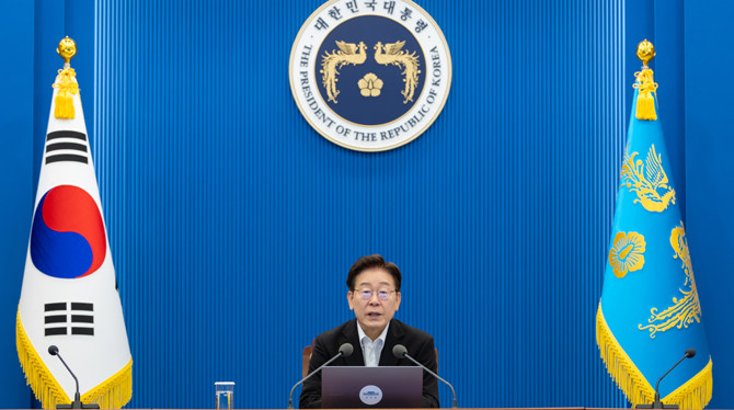 이 대통령은 13일 주재한 수보회의에서 부동산 문제를 꼬집었다. ⓒ 청와대