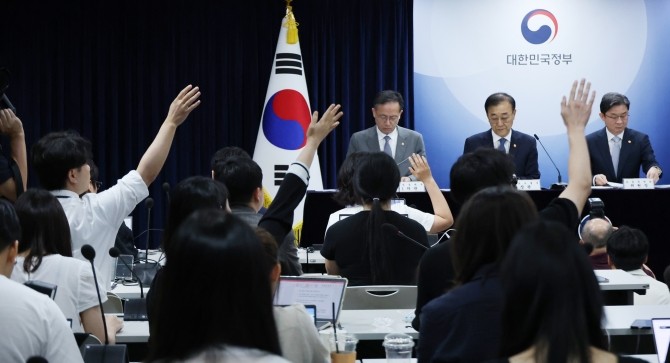 13일 서울 종로구 정부서울청사에서 열린 전월세 및 매매시장 안정을 위한 주택 신속공급 방안 및 부동산 시장 안정을 위한 금융 종합대책 합동브리핑에서 기자들의 질문이 이어지고 있다. Ⓒ 연합뉴스