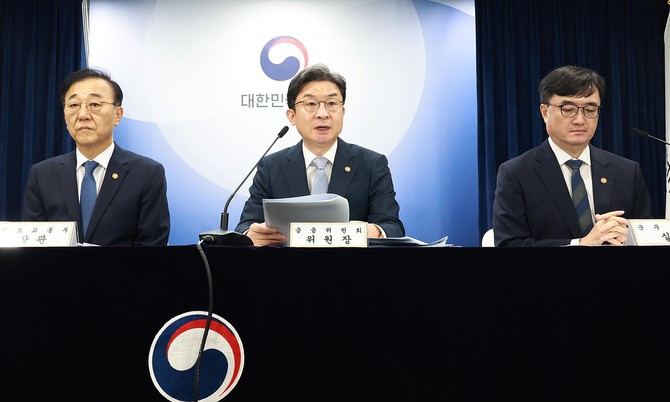 이억원 금융위원장(가운데)이 13일 오전 서울 종로구 정부서울청사 브리핑실에서 부동산 시장 안정을 위한 금융 종합대책을 발표하고 있다. ⓒ 금융위원회