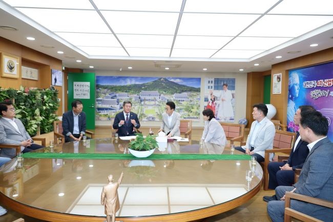 김철수 의장을 비롯한 포항시의회 의장단과 상임·특별위원장단은 지난 13일 이철우 경북도지사와 면담을 통해 주요 지역 현안을 전달하고, 도 차원의 다각적인 재정·행정적 지원을 강력히 건의했다. ⓒ 포항시의회