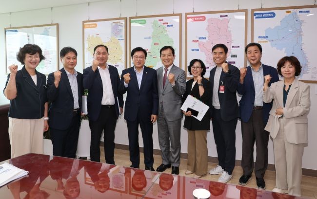 의성군은 지난 13일 국회를 찾아 지역 현안사업의 추진 상황과 계획을 설명하고 국가 차원의 국비 지원을 요청했다. ⓒ 의성군