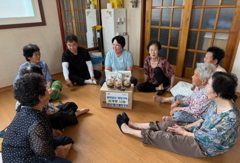 함평 대동면 건설업체인 ㈜아송(대표 김철중)이 지난 13일 대동면사무소에 삼계탕 350인분을 전달하고 있다. ⓒ 함평군