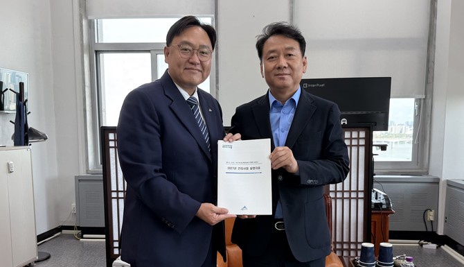 왼쪽부터 조상호 세종시장, 이광재 예산결산특별위원장. ⓒ 세종시