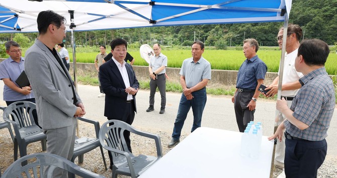박정주 홍성군수가 민선9기 첫 읍·면 순방에서 주민들에게 약속한 현장을 직접 찾아 문제 해결에 나서는 등 현장 중심 행보를 이어가고 있다. ⓒ 홍성군