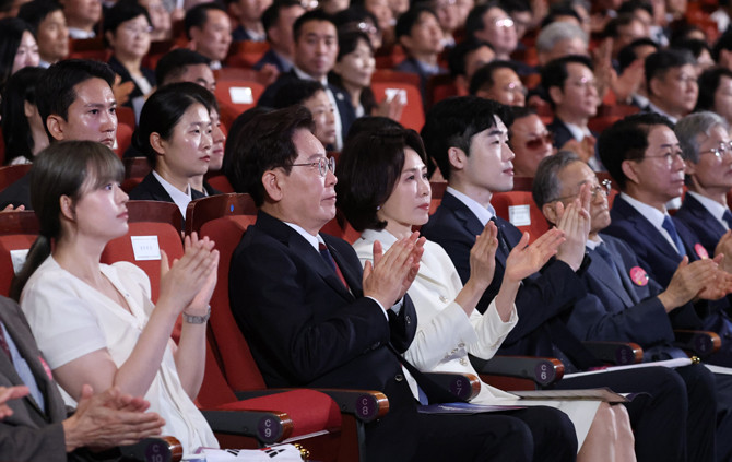 이 대통령은 엄중한 현실을 함께 이겨내고 모두의 성장을 이루기 위해서는 우리 안의 장벽을 허물어야 한다고 했다. ⓒ 연합뉴스