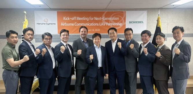 한화시스템이 18일 오스트리아 무인기 전문기업 쉬벨과 차세대 공중 통신용 무인항공기 협업 관련 킥오프 미팅을 가졌다. ⓒ 한화시스템