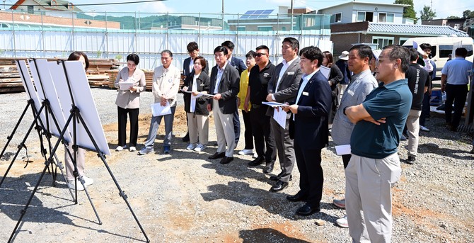 제277회 임시회 기간인 지난 18일부터 19일까지 이틀간 관내 주요 사업장 11개소를 방문해 사업 추진 현황과 운영 실태를 점검하고 있다. ⓒ 의회사무국