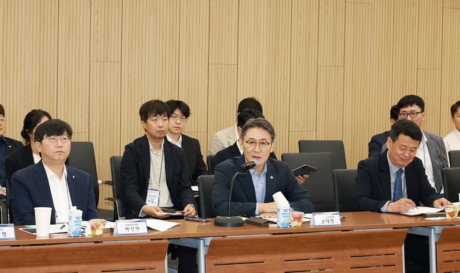 권대영 금융위원회 부위원장(가운데)이 20일 오전 서울 중구 우리은행 본점에서 '제2차 보이스피싱 근절 협의회'를 개최했다. ⓒ 금융위원회