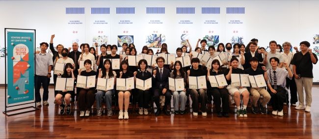지난 19일 계명대 미술대학이 전국 고등학생을 대상으로 실시한 제36회 미술실기대회에 수상자들과 함께 기념촬영을 하고 있다. ⓒ 계명대학교