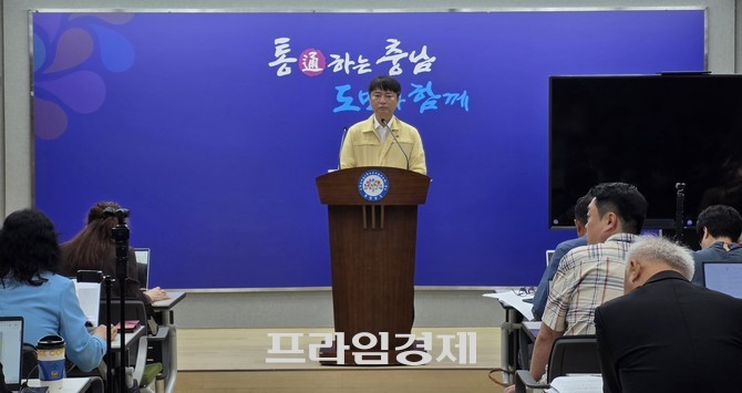 임성범 충남도 해양정책과장은 20일 도청 프레스센터에서 기자간담회를 열고 천수만 해역에 미세조류가 대량으로 증식·사멸하면서 발생한 현상에대해 설명하고 있다. =오영태 기자
