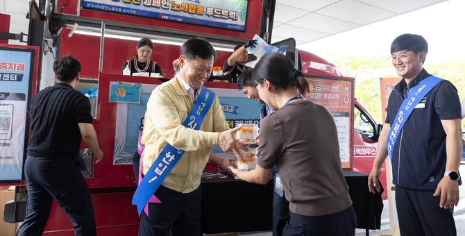 이정복 서부발전 사장(왼쪽 세번째)이 본사 직원에게 망고 빙수를 전달하고 있다. ⓒ 서부발전