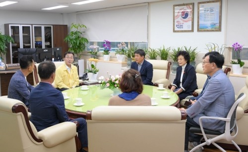 이·통장연합회와 주민자치협의회 임원진을 대상으로 지역 현안 청취 및 협력 강화 간담회를 하고 있다. ⓒ 여수시