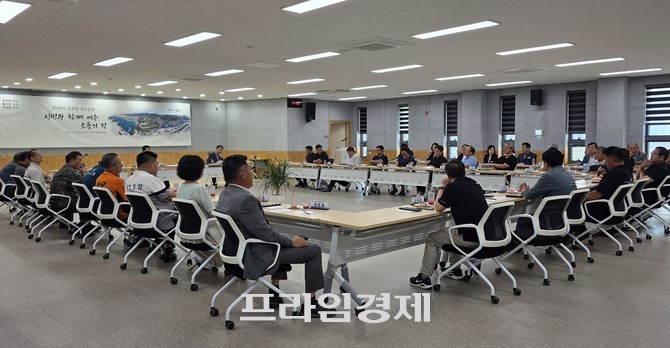 엄승용 보령시장이 24일 오천면 행정복지센터를 찾아 주민들과 지역 현안을 논의하고 있다. =오영태 기자