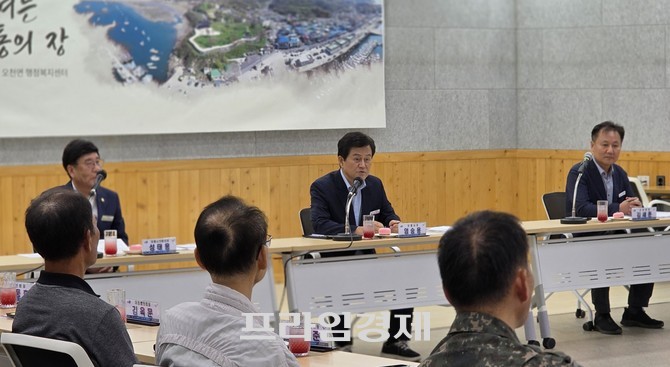 엄승용 보령시장이 24일 오천면 행정복지센터를 찾아 민선 9기 읍면동 초도순방의 일환으로 '시민과 함께 여는 소통의 장'을 주제로 진행했다. =오영태 기자