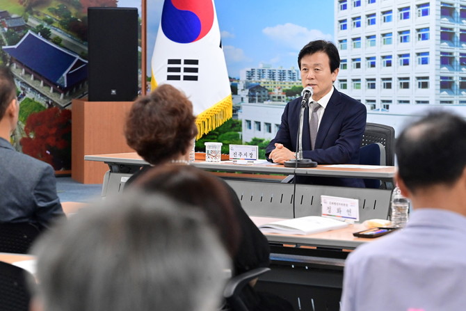 조규일 진주시장이 2027년 주민참여예산을 확정하고 있다. ⓒ 진주시