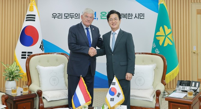 25일 시청을 방문한 얀 반 자넨(Jan van Zanen) 네덜란드 헤이그시장 일행과 면담 후 기념촬영을 하고 있다. ⓒ 대전시