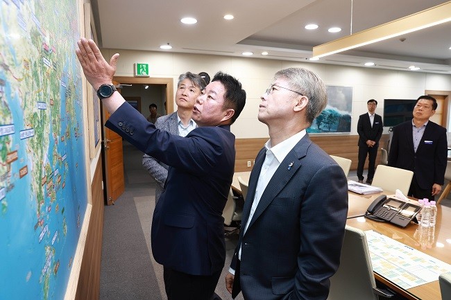 임지락 화순군수가 지난 21일 민형배 전남광주통합특별시장과 만나 광주~화순 광역철도 구축계획 등 주요 현안을 설명하고 있다. Ⓒ 화순군