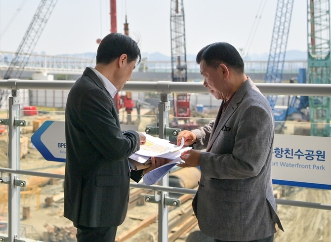 강철호 부산광역시 동구청장(오른쪽)이 북항 개발 현장에서 담당자로 부터 업무보고를 받고 있다. ⓒ 프라임경제