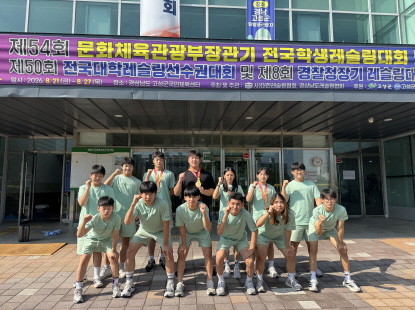 지난 25일 경남 고성 군민체육관에서 열린 제54회 문화체육관광부장관기 전국학생레슬링대회에서 광주체육중 전제준 학생이 금메달을 획득한 뒤 기념촬영을 하고 있다. ⓒ 전남광주통합특별시교육청
