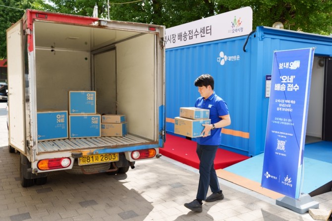 CJ대한통운 택배기사가 오산 오색시장 배송접수센터에서 배송할 택배 상자를 옮기고 있다. ⓒ CJ대한통운